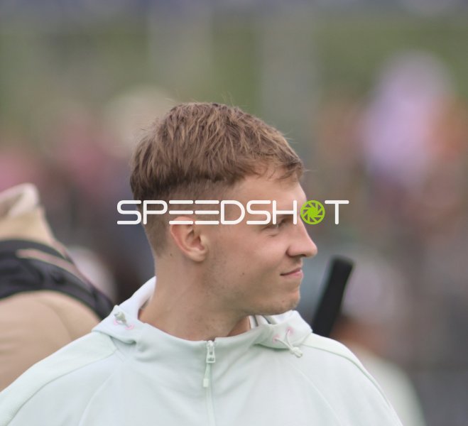 Spieler im Nike-Hoodie am Ostfriesland Stadion in Emden