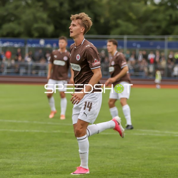 Erik Ahlstrand (#14; FC St. Pauli) läuft im Spiel im Ostfriesland Stadion