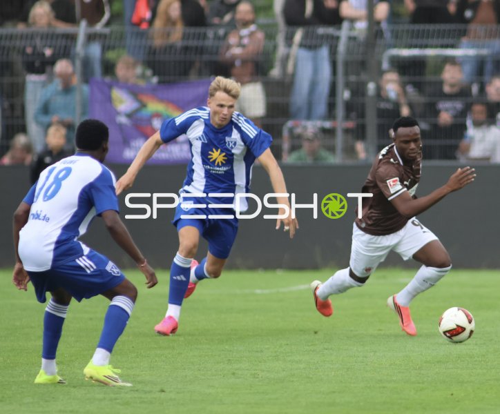 Abdoulie Ceesay im Zweikampf im Ostfriesland Stadion Emden