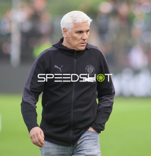 Andreas Bornemann (FC St. Pauli) auf dem Spielfeld in Emden
