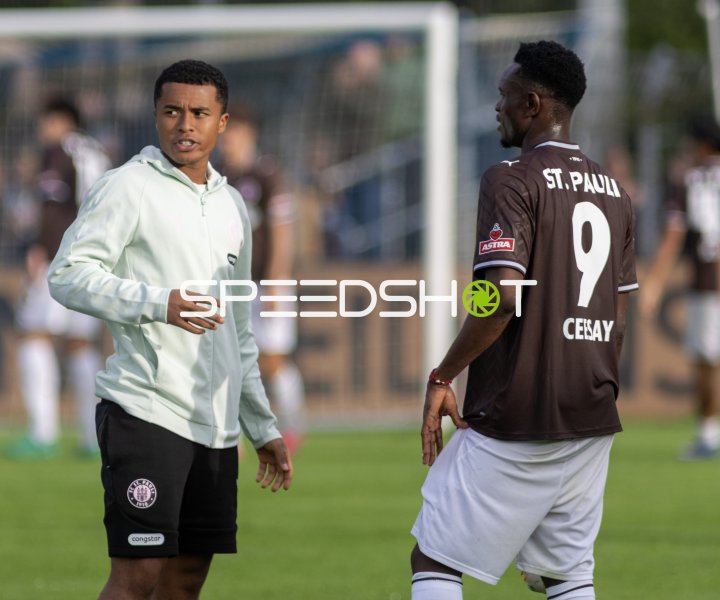 Ceisay (#9; FC St. Pauli) und Teamkollege beim Aufwärmen in Emden