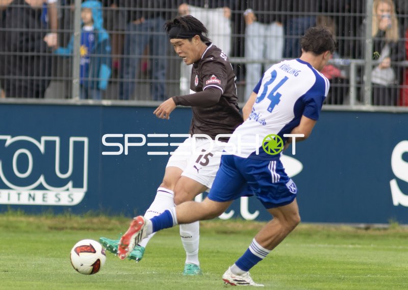 Tomoya Ando (FC St. Pauli) (FC St. Pauli) im Zweikampf gegen Kühling (#34) in Emden