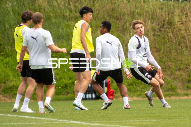 FC St. Pauli Spieler beim Aufwärmen im Trainingszentrum Hamburg