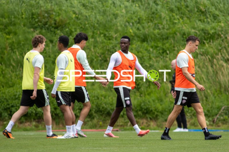 FC St. Pauli Spieler beim Training im Trainingszentrum Hamburg