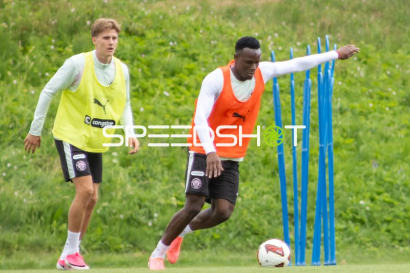 FC St. Pauli Trainingszweikampf mit Ball an der Stangengasse