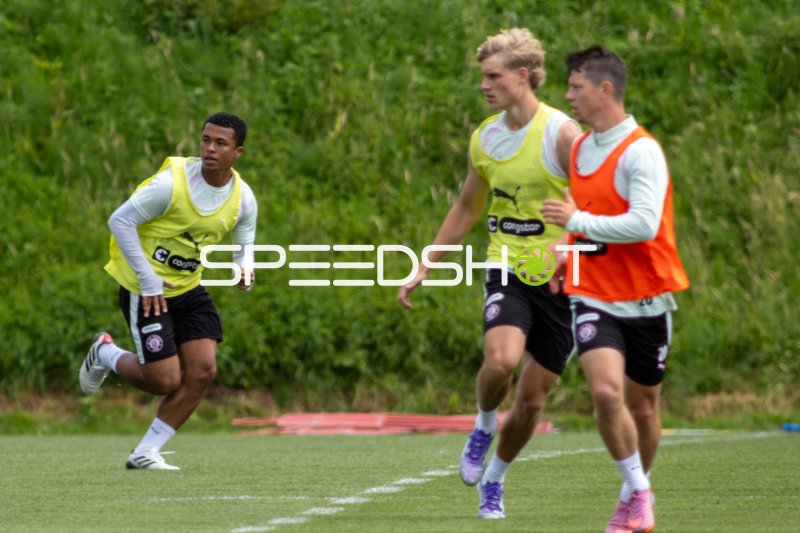 Joel Chima Fujita (#16; FC St. Pauli) beim Lauftraining in Hamburg