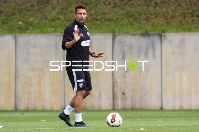 Marcel Rapp gibt Anweisungen beim Training des FC St. Pauli