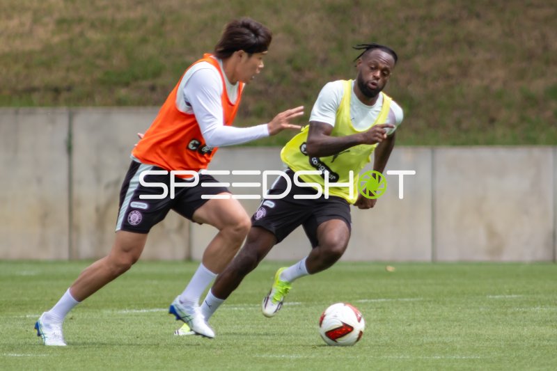 Ricky-Jade Jones im Zweikampf beim Training des FC St. Pauli