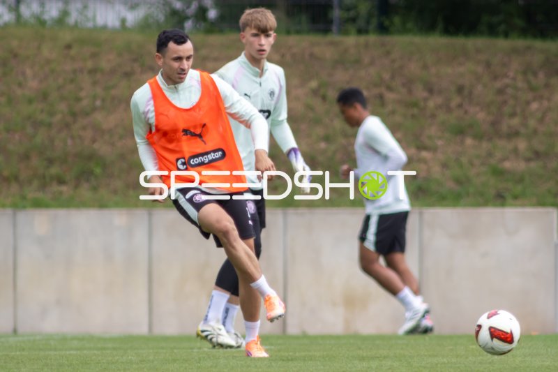 Manolis Saliakas (#2; FC St. Pauli) im Training mit Ball