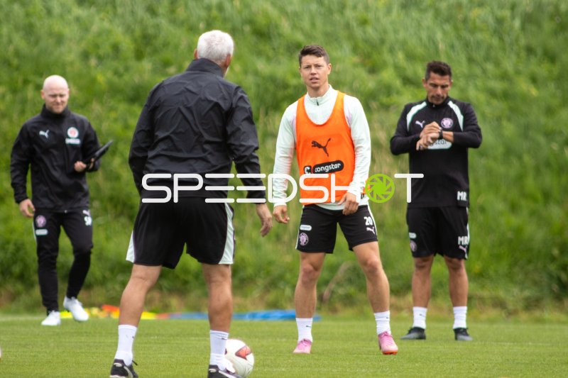 FC St. Pauli Training – Spieler #20 im Gespräch mit Trainer