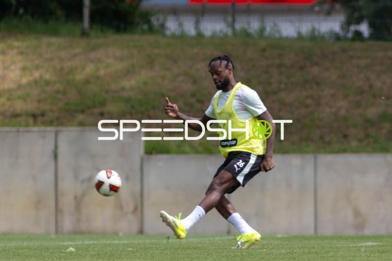 Ricky Jade Jones beim Schuss im Training des FC St. Pauli