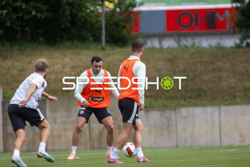 Manolis Saliakas (#2; FC St. Pauli) im Trainingsspiel