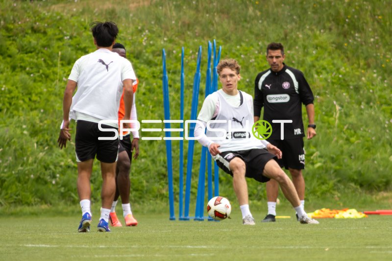 Jannek Westphal (FC St. Pauli) am Ball beim Training in Hamburg