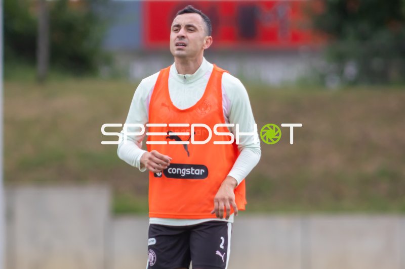 FC St. Pauli Spieler (#2) beim Training in Hamburg