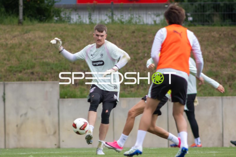 Torwart (#30; FC St. Pauli) beim Abspiel im Training