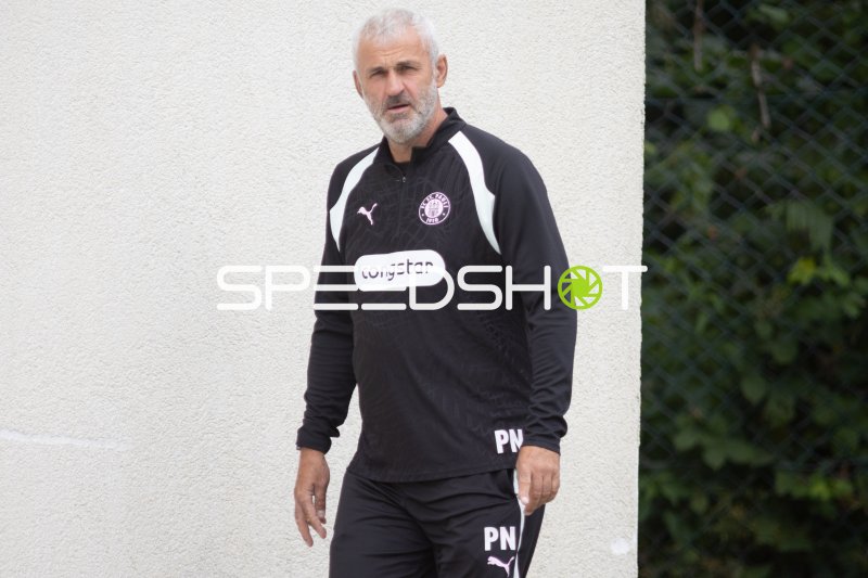 FC St. Pauli Trainer mit Initialen PN am Trainingszentrum Hamburg