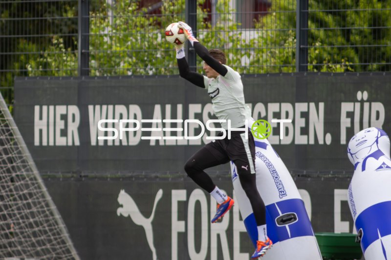 Torwart beim Sprungabwurf im Training des FC St. Pauli