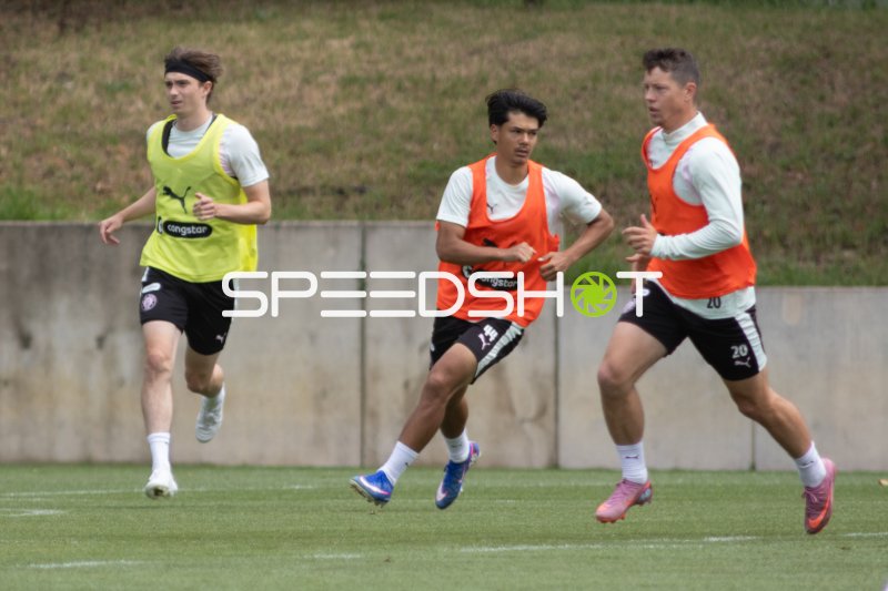 FC St. Pauli Spieler beim Lauftraining im Trainingszentrum Hamburg