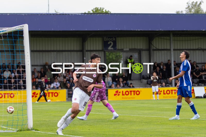Spieler (#18; FC St. Pauli) am Tor im Zweikampf