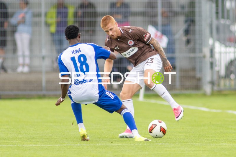 Zweikampf am Trainingszentrum: FC St. Pauli (#23) gegen Igwe (#18)