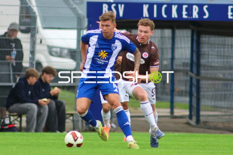 Rawley St. John (#10; FC St. Pauli II) im Zweikampf gegen Kickers Emden