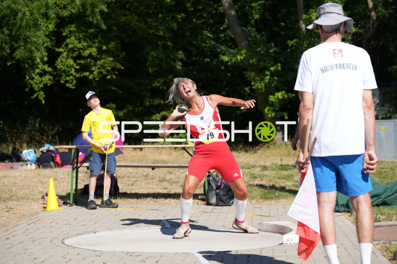 Reichenauer Heidi (79) beim Kugelstoß im Sportpark Hattersheim