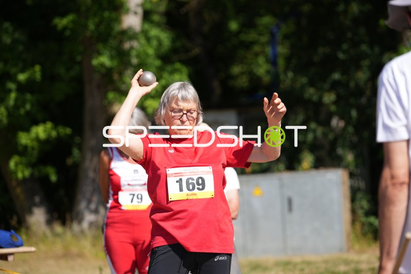 Schäfer Ingrid (169) beim Kugelstoßen im Sportpark Hattersheim