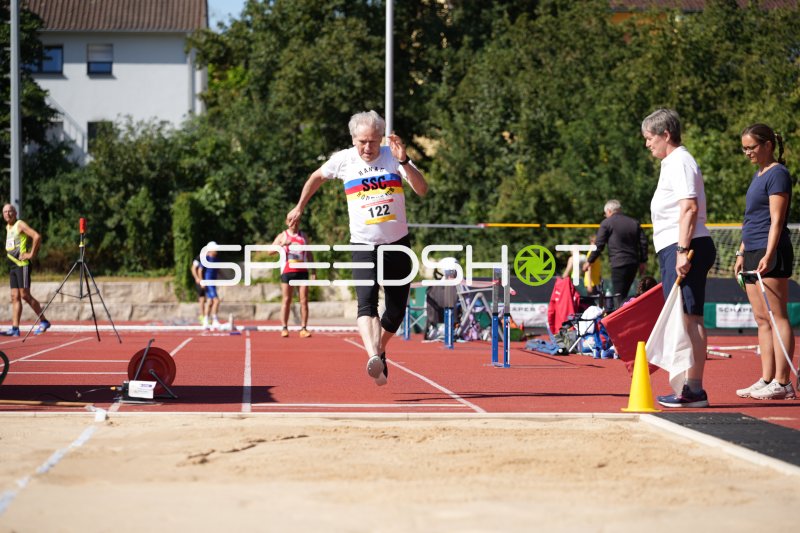 Busch Wolfgang (122) im Weitsprung am Sportpark Hattersheim