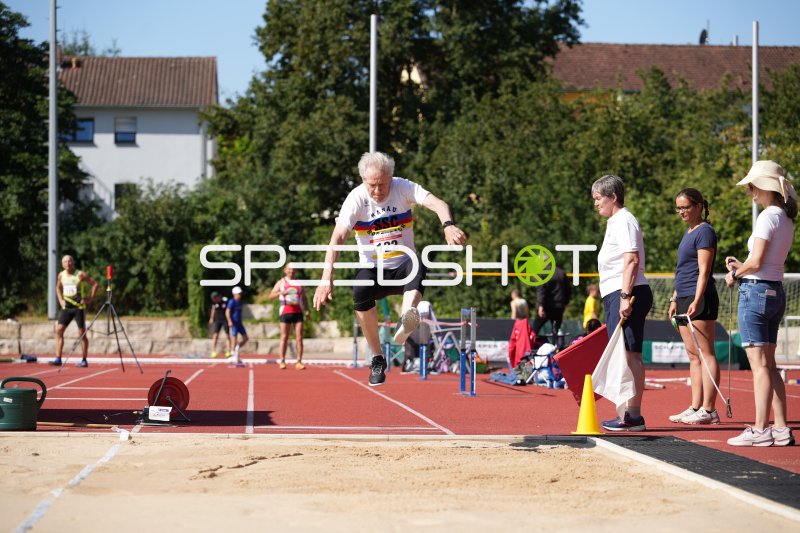Weitspringer mit Startnummer 122 im Anlauf beim Sportpark Hattersheim