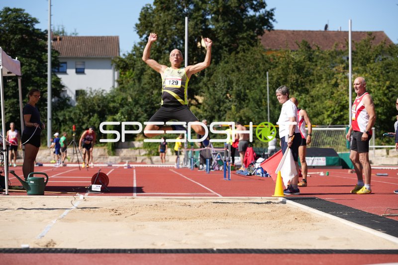 Grebing Jörg (35) beim Weitsprung im Sportpark Hattersheim
