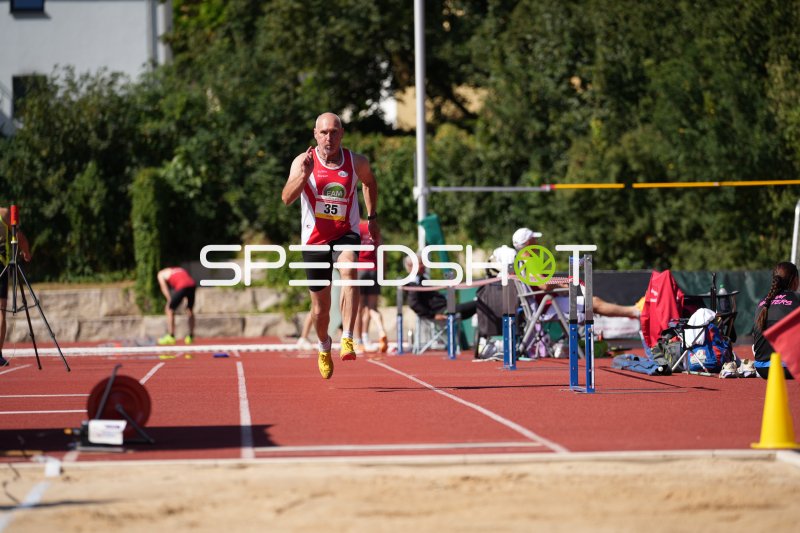 Grebing Jörg (35) im Weitsprung am Sportpark Hattersheim
