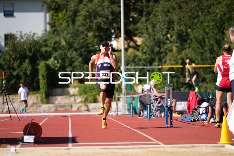 Tischbierek Armin (231) im Laufsprint auf der Tartanbahn