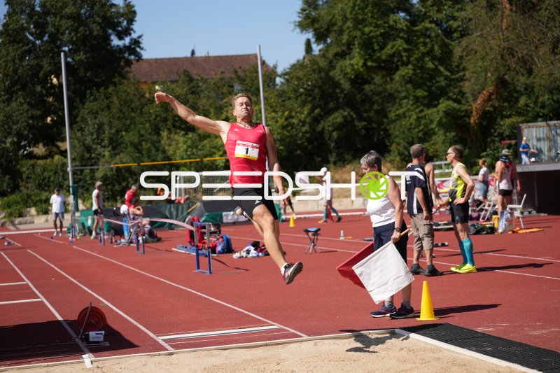 Brunken Jan (1) beim Weitsprung im Sportpark Hattersheim