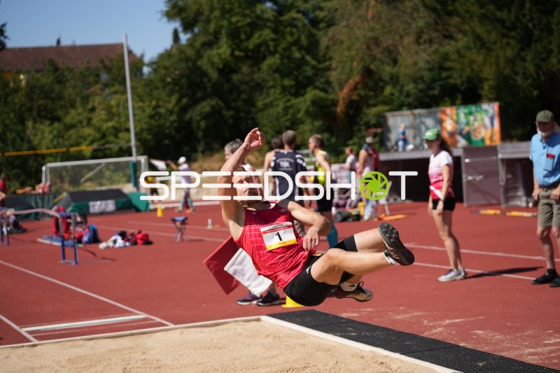 Athlet mit Startnummer 1 im Weitsprung am Sportpark Hattersheim