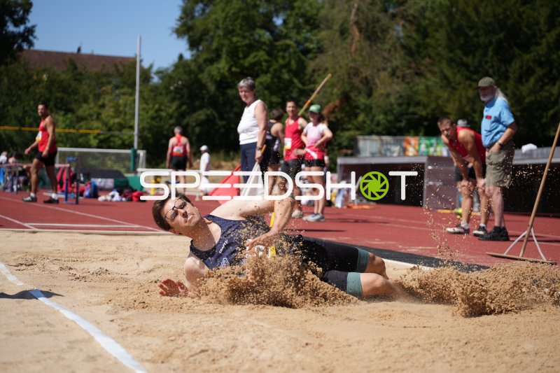 Weitspringer im Sandkasten bei Sportpark Hattersheim