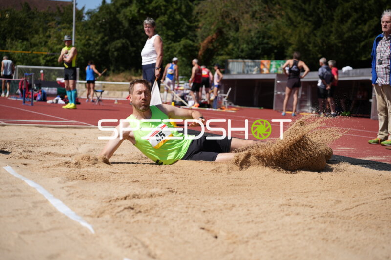 Schwager Patrick (45) im Weitsprung-Sandkasten bei Sportpark Hattersheim