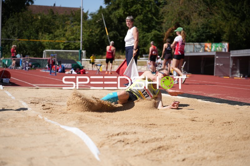 Weitspringer im Sandkasten beim Wettkampf in Hattersheim