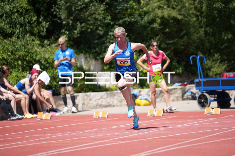 Startnummer 299 im Sprint auf der Tartanbahn