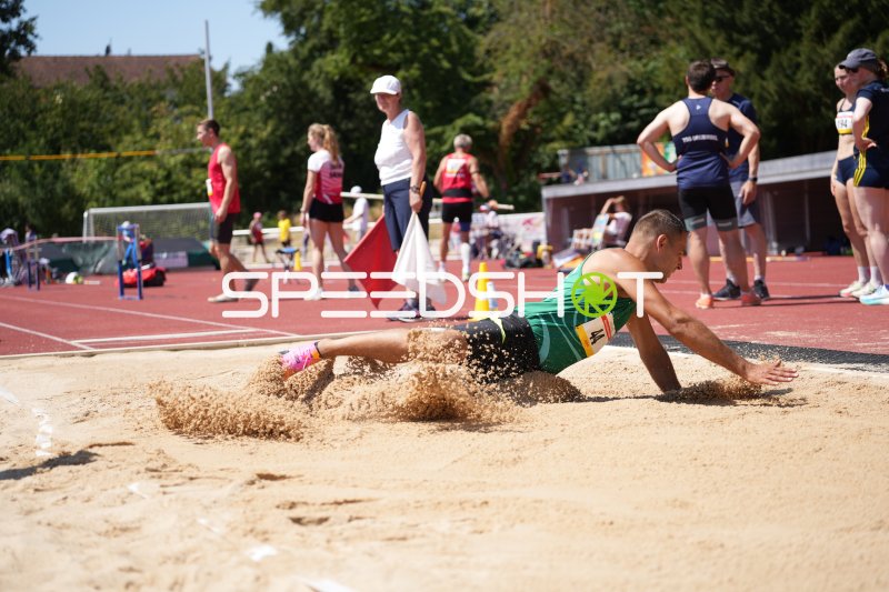 Weitspringer im Sandkasten bei Sportpark Hattersheim