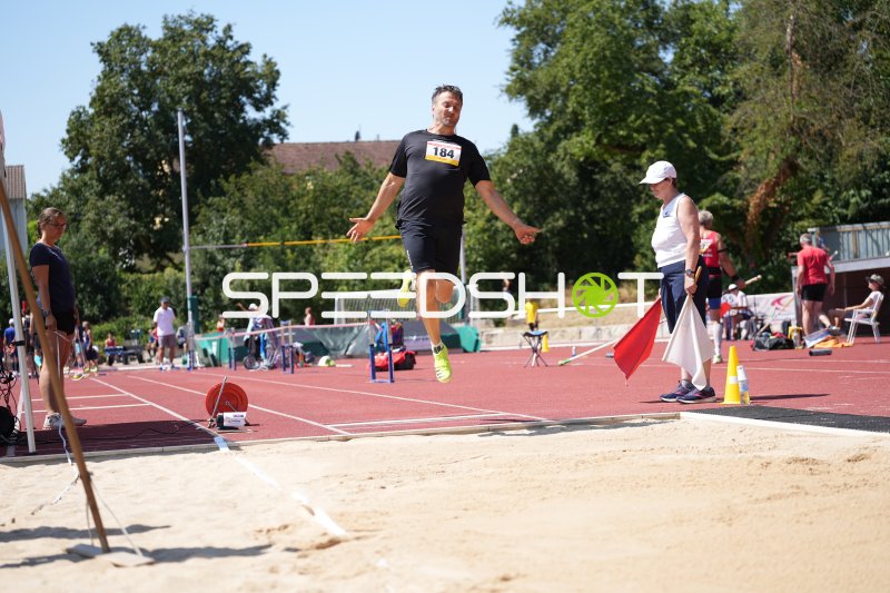 Herbert Markus (184) im Weitsprung-Wettkampf am Sportpark Hattersheim
