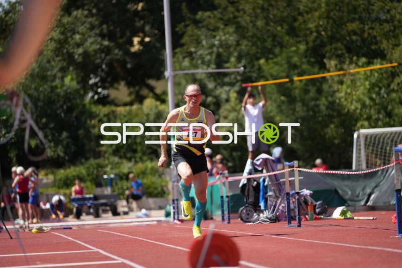 Dambacher Michael Josef (127) im Zieleinlauf auf der Tartanbahn