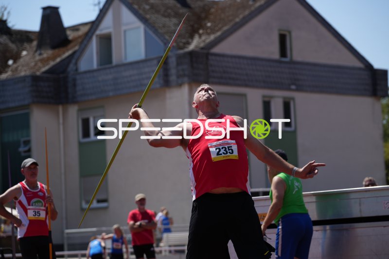 Laux Dieter (235) beim Stabweitsprung im Sportpark Hattersheim