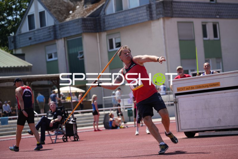 Löcher Ulrich (63) beim Speerwurf im Sportpark Hattersheim