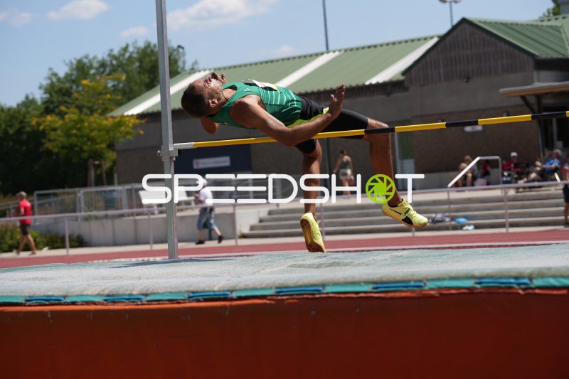 Hochspringer im Bewegungshöhepunkt am Sportpark Hattersheim