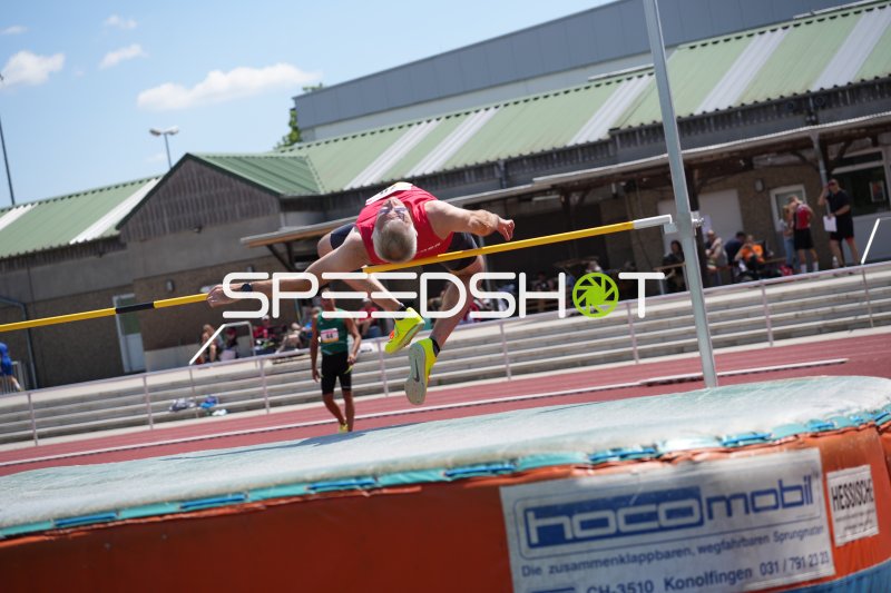 Hochspringer im Bewegungshöhepunkt am Sportpark Hattersheim