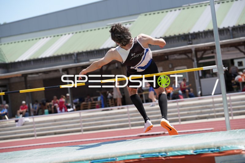 Hochspringer im Bewegungshöhepunkt am Sportpark Hattersheim