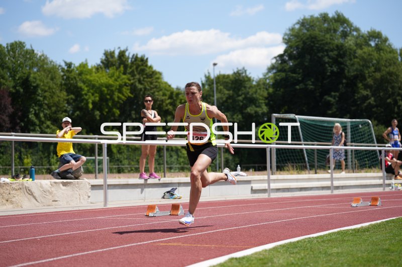 Schaffrath Barbara (126) im Laufsprint auf der Tartanbahn