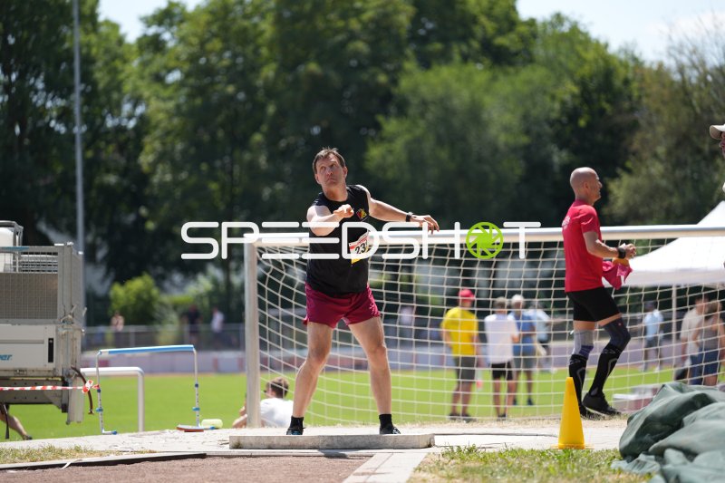 Leichtathlet mit Startnummer 23 beim Diskuswurf
