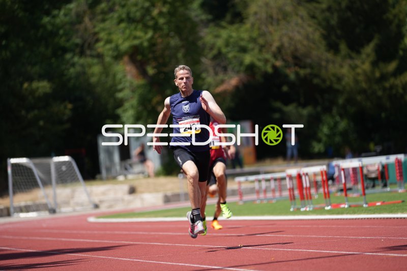 Schofer Andreas (240) im Laufsprint auf der Tartanbahn