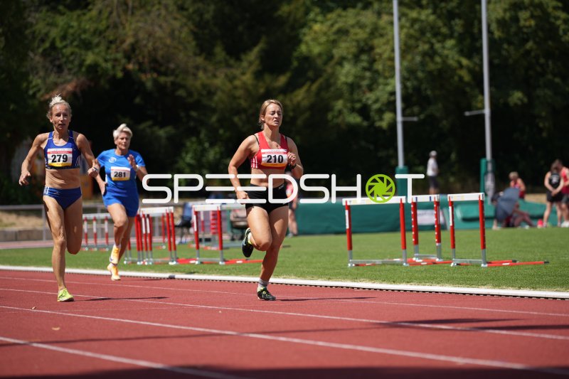 Herrmann Alena (210) führt im 400m-Hürdenlauf vor Hegewald Anne (279) und Zädow Ulrike (281)